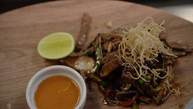 Un primer plano de carnitas mexicanas, mostrando trozos de carne de cerdo tierna y dorada, t&iacute;picamente acompa&ntilde;ada de cebolla, cilantro y lim&oacute;n. Ideal para destacar la cocina mexicana 