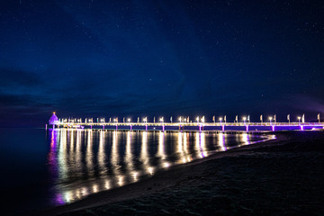Seebr&uuml;cke Beleuchtet bei Nacht