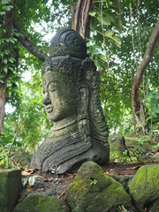 Obraz premium Ancient statue of a deity in a tropical forest in Bali