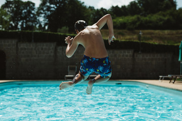 tuffo in piscina
