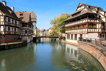 Maisons de style alsacien au bord de l'Ill dans la petite France à Strasbourg.