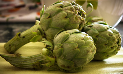 Fototapeta premium white and green artichokes on the table