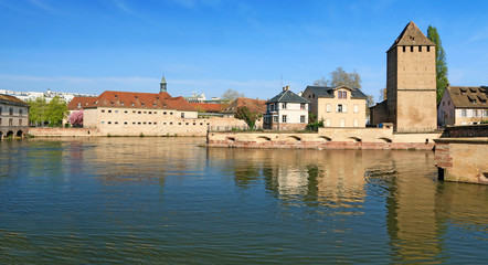 L'entrée des canaux de l'Ill entre le barrage Vauban et les ponts couverts à Strasbourg.