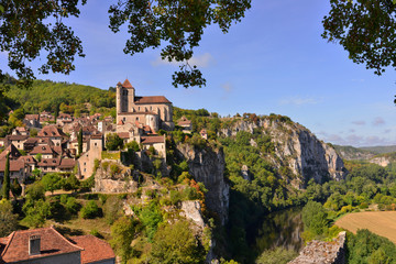 Fototapeta na wymiar Saint-Cirq-Lapopie (46330) au sommet et le Lot à ses pieds, département du Lot en région Occitanie, France