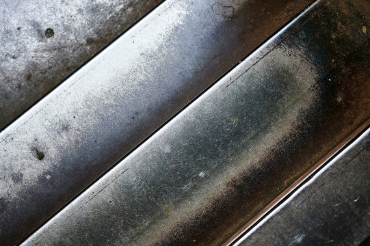 Parallele diagonale Streifen aus silbernem und grauen Strahl 