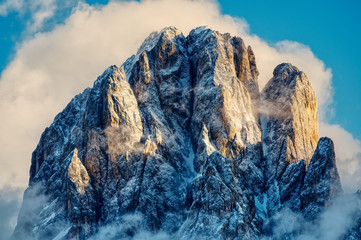 langkofel sassolongo spitze s&uuml;dtirol gr&ouml;den im abendlicht leuchtend mit schnee und wolken vor blauem himmel