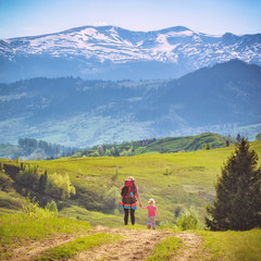Obraz premium Mother hiker with her small daughter on a trekking day