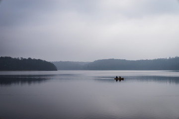 Fototapeta na wymiar Ein Ruderboot auf einem stillen See