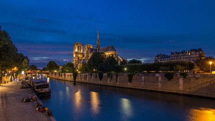 Obraz premium Cathedral Notre Dame de Paris day to night timelapse after sunset in Paris, France.
