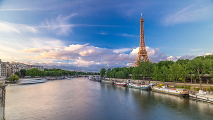 Fototapeta na wymiar Eiffel Tower with boats in evening timelapse Paris, France
