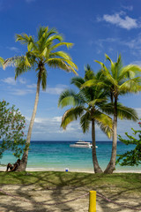 Fototapeta na wymiar Wreck beach or Playa Larga—tropical white sand beach on Contadora island, part of the Pearl Islands archipelago in the Pacific ocean, Panama
