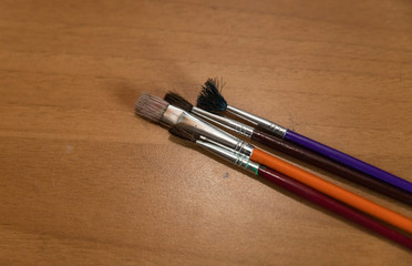 brushes of different sizes and types for painting