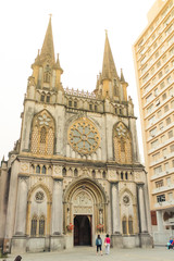 Fototapeta premium Facade of the Basilica of Santo Antônio do Embaré, an iconic neo-Gothic Catholic church in Santos, São Paulo, Brazil, captured on a sunny day with clear skies.