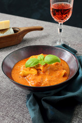 tortellini in zuppa crema di pomodoro