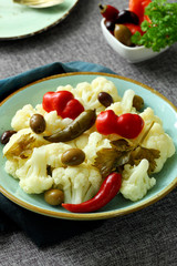 cavolfiore insalata su sfondo scuro 