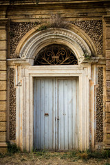 Fototapeta na wymiar old wooden blue door in rome