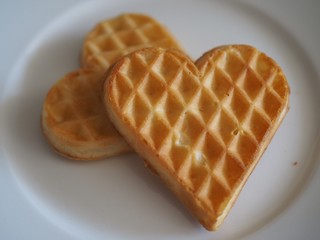 Dos gofres con forma de corazón. Primer plano.