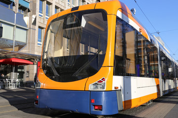 Nahaufnahme einer modernen Straßenbahn an einer Haltestelle in der Stadt