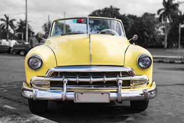 Gordijnen vooraanzicht kleurtoets van oude gele Amerikaanse klassieke auto in havana cuba © Michael Barkmann