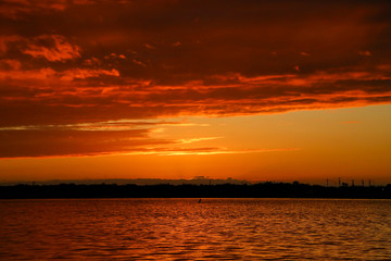 Obraz premium Sunset and Dramatic Clouds over the St. Johns River
