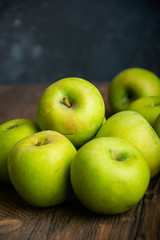 photogenic apples on the table