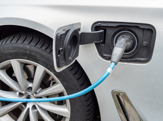 Elektroauto steckt an der Ladestation