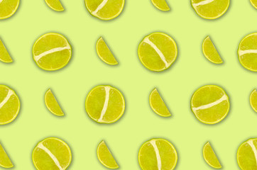 Modello della frutta di fette di lime su fondo giallo. Sfondo di cibo. Stesa piatta.