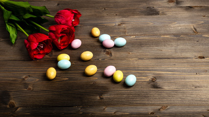 Piccoli uova di Pasqua con tulipani rossi