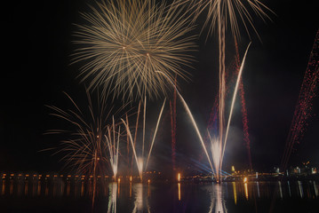 Diferentes fogos de artificio, fogo preso a sair do chão em cores branco e lilas e fogo livre no ceu