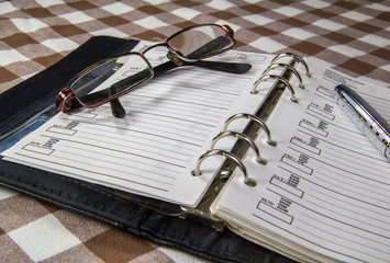 Kalendarz z okularami na stole © wojtekm