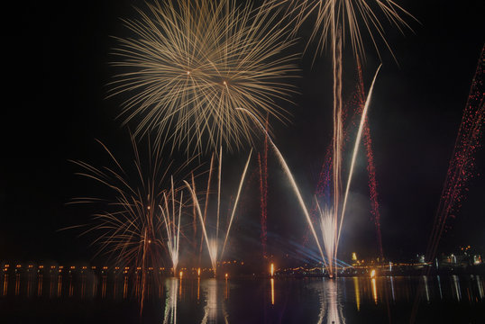 Fumo E Fogos-de-artifício Da Mostra Do Fogo Do Mundo Da água Dos Estúdios  Universais Imagem Editorial - Imagem de paisagem, extremo: 105020345