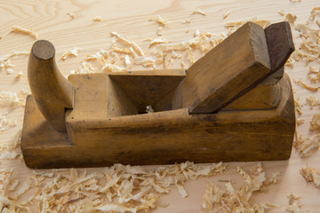 Strug i trociny na gładkiej drewnianej powierzchni