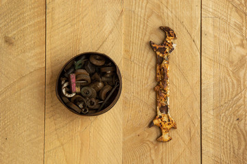 Stare narzędzie, klucze, śruby, nakrętki na drewnianym tle