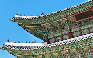 Fototapeta premium Dach trzeciej bramy wewnętrznej w pałacu Gyeongbokgung w Seulu