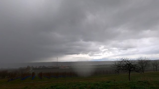 Zeitrafferaufnahme eines schnell heranziehenden Unwetters mit Starkregen und Hagel