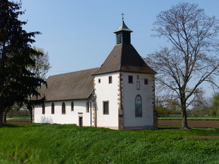 Gutleutkirche von vorne mit Landschaft in Oberschopfheim / Ortenau