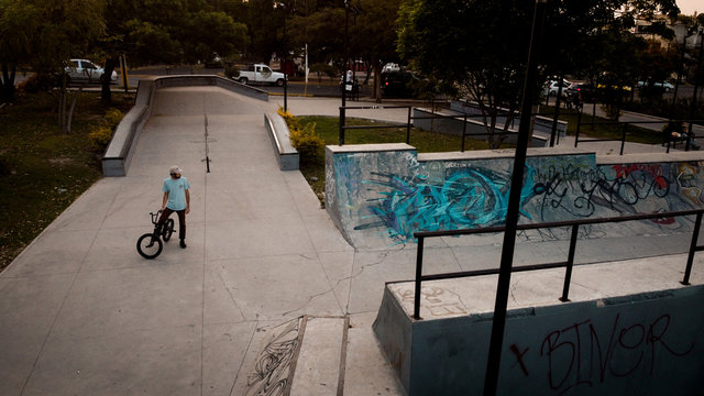 Joven en su bmx viendo el parque