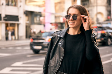 Obraz premium Portrait of a blonde girl smiling on the street