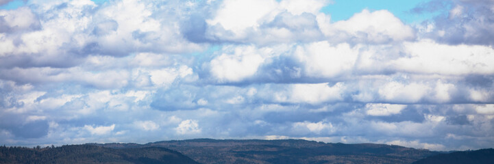 Fototapeta premium Blauer Himmel und weiße Wolken