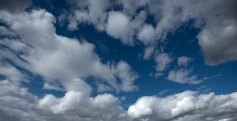 Wolken und blauer Himmel
