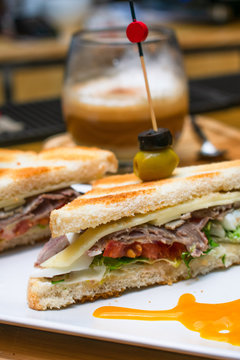 Sandwich cortado a la mitad
