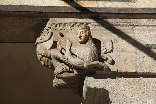 talamone e arpia; portale maggiore del Duomo di Cremona