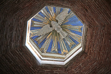 la colomba dello Spirito Santo nel lucernario del Battistero di Cremona