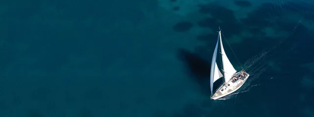 Fototapeten Luftdrohne ultrabreites Foto von schönem Segelboot, das in tropischer exotischer Bucht mit smaragdklarem Meer segelt © aerial-drone