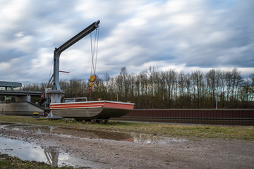 Bootskran mit Boot an der Staustufe Straubing