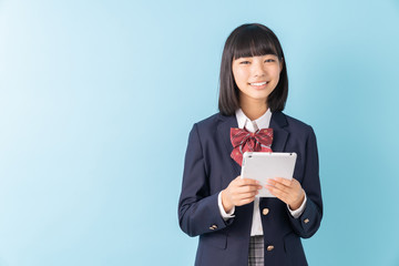 タブレットを見る女子学生