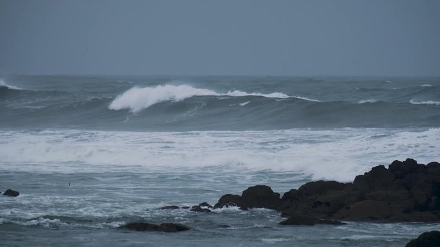 Ondas no mar em dia de tempestade na costa de Portugal