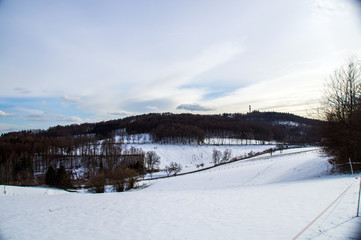 Schneelandschaft unter blauem Himmel