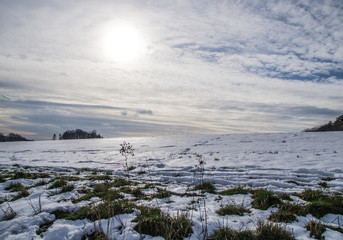 Feld wiese mit schnee bedeckt sonnenuntergang