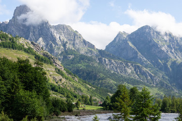 Fototapeta na wymiar Montagnes albanaises à Valbona